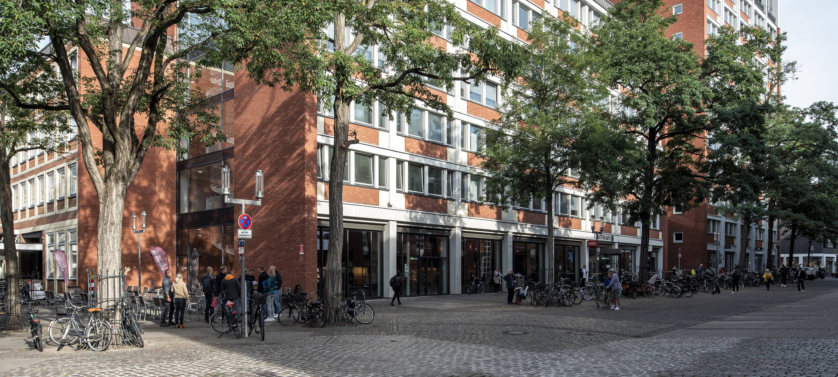 Das Bild zeigt das Gebäude des Stadthauses 1 in Münster von außen. Die Sonne scheint.