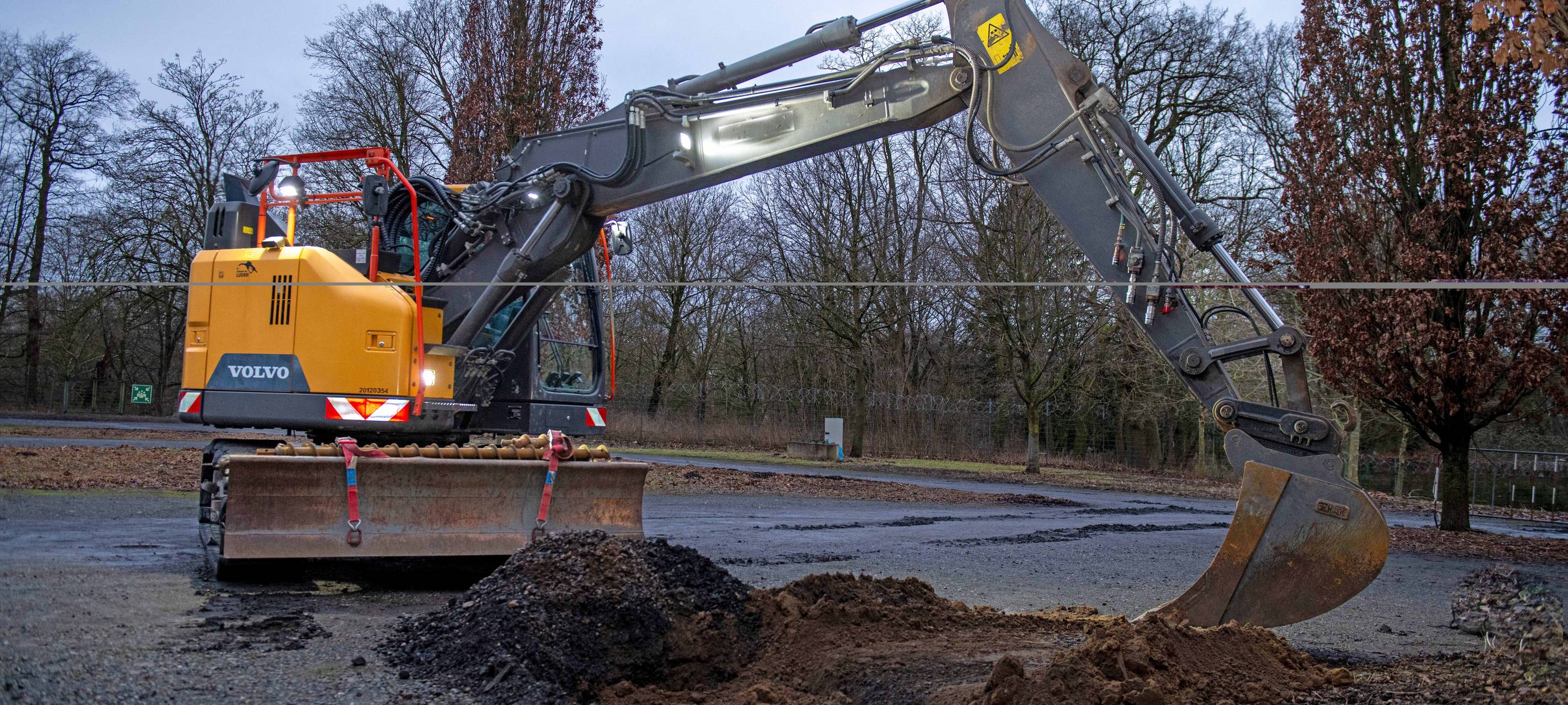 Ein Bagger auf dem Gelände des Deutsch-Niederländischen Corps