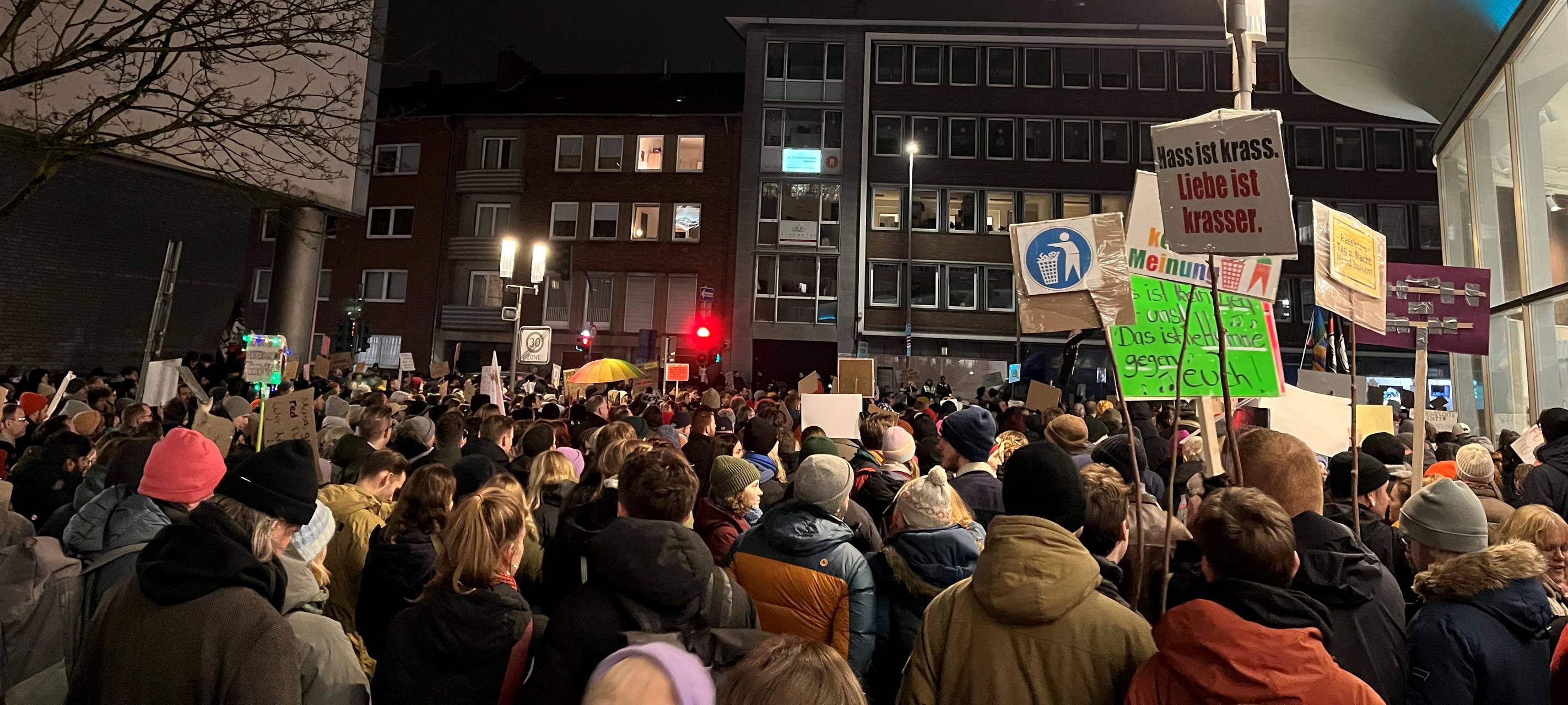 2.500 bei Demo vor CDU-Büro
