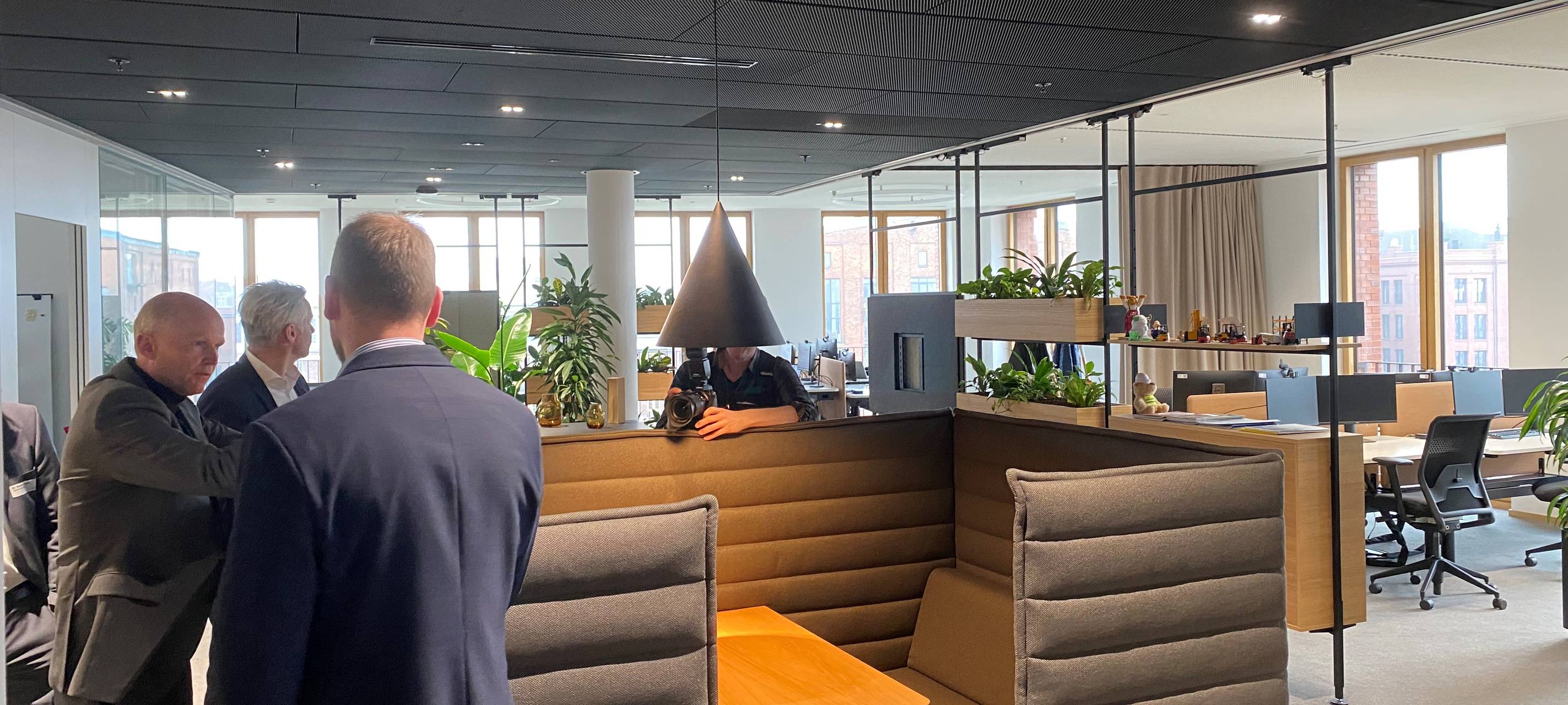 Fiege eröffnet "X-Dock" am Hafen