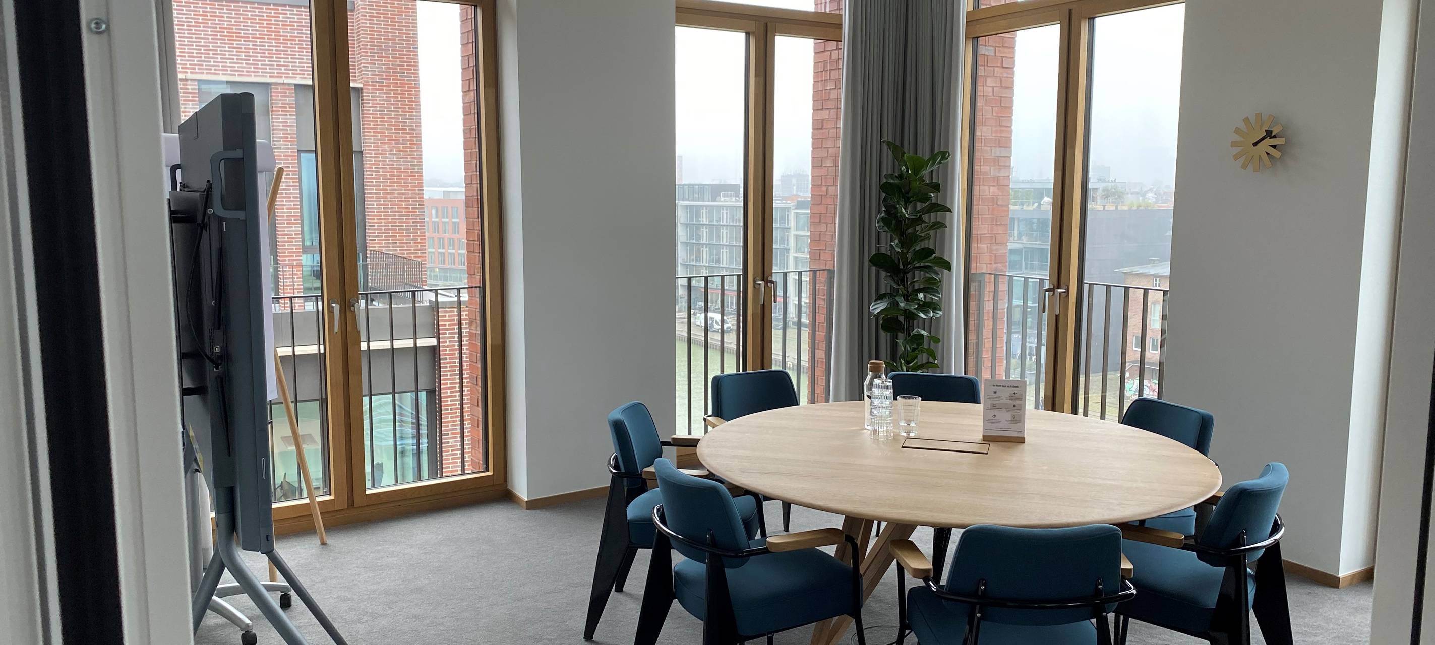 Fiege eröffnet "X-Dock" am Hafen