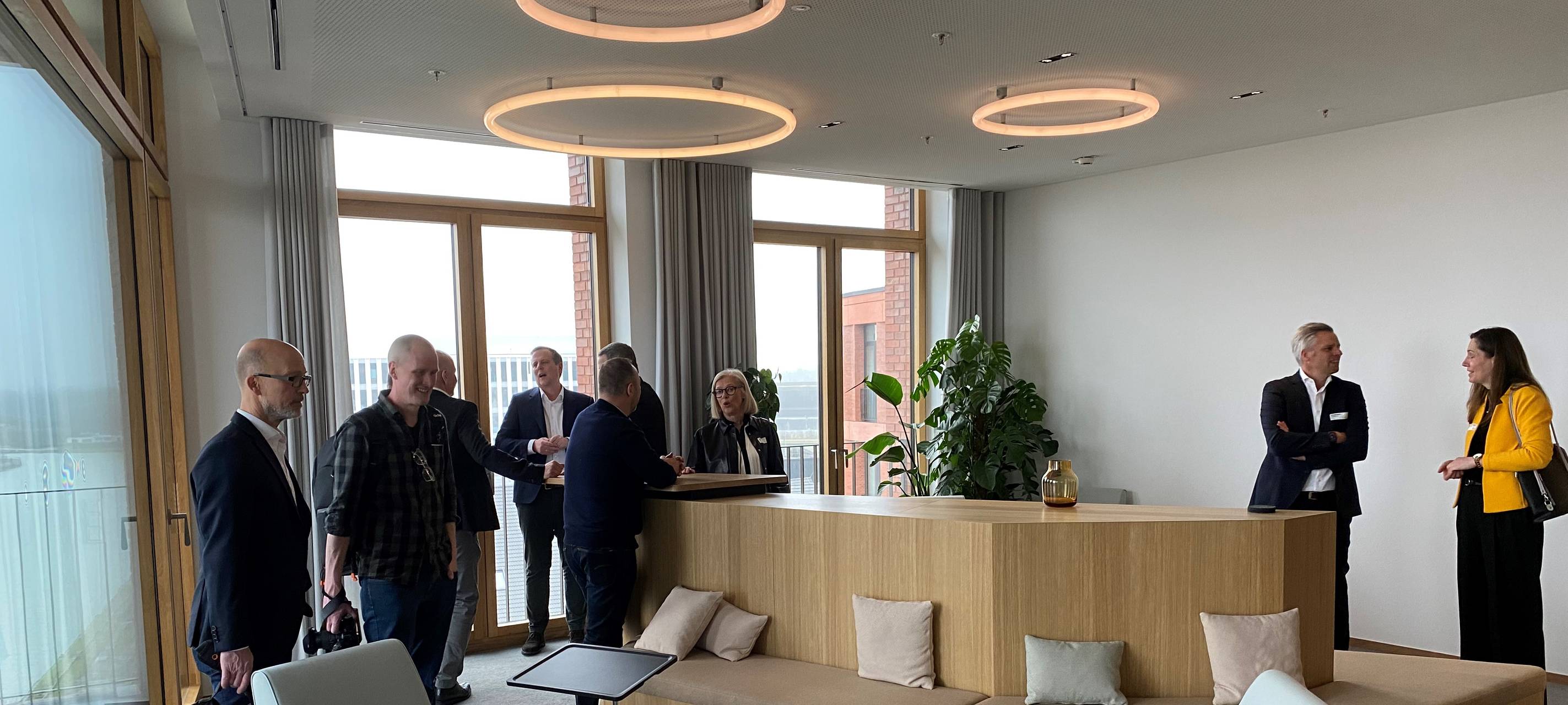 Fiege eröffnet "X-Dock" am Hafen