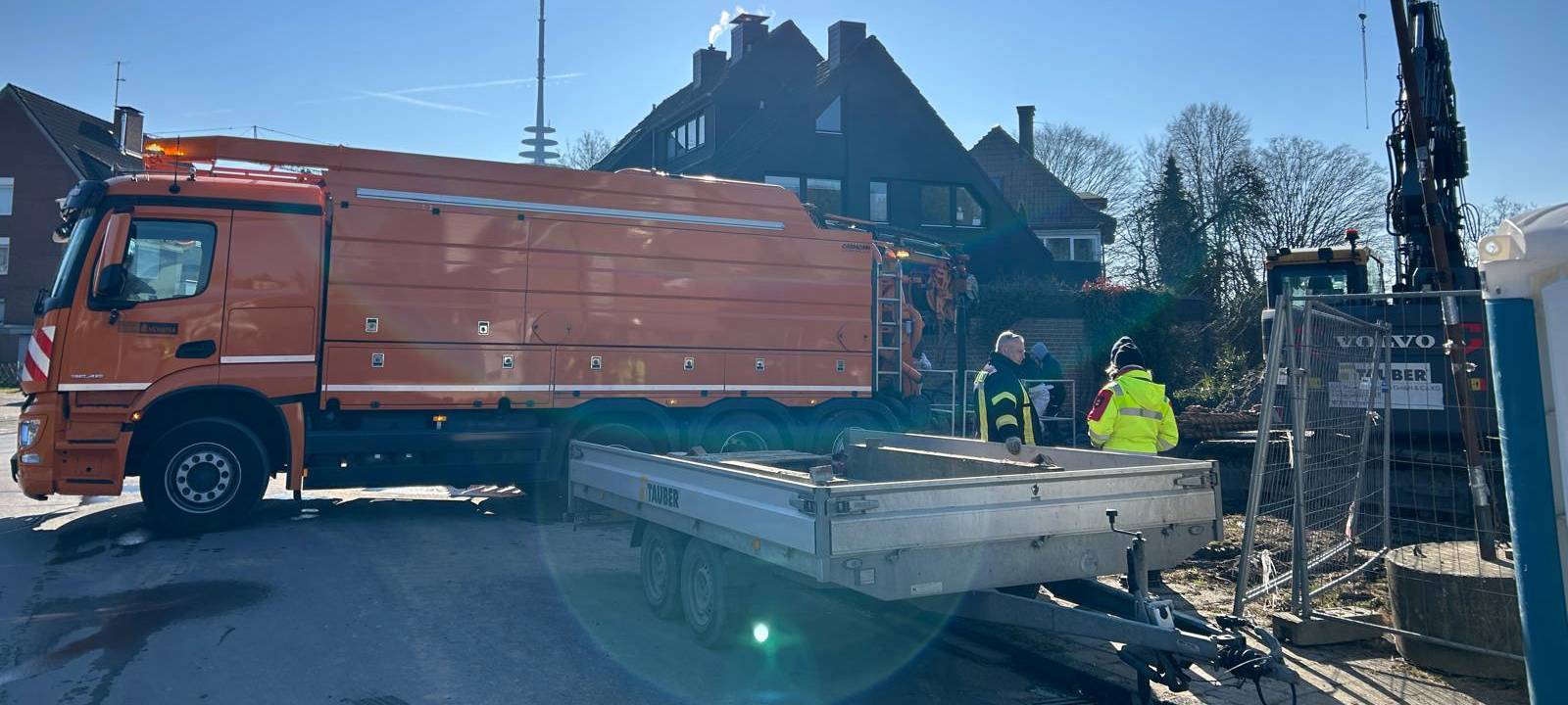 Ein Bagger beim Versuch, ein Loch in den Boden zu bohren.
