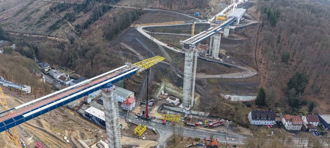 Der Bau der Talbrücke Rahmede ist auf dem Bild zu erkennen.