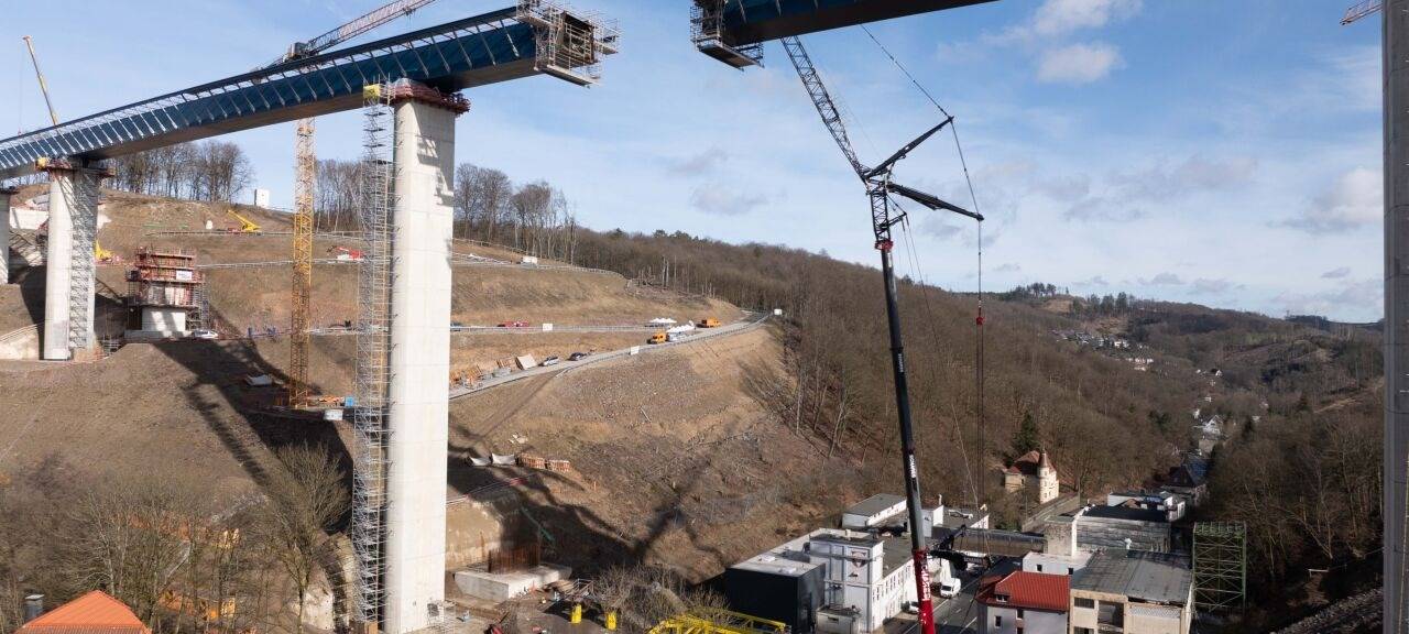 Bei der "Stahlhochzeit" der Rahmede-Talbrücke werden die beiden Brückenhälften zusammengeführt, um verschweißt werden zu können. Die wichtige Verkehrsachse A45, die das Ruhrgebiet mit dem Ballungsraum Frankfurt verbindet, ist seit mehr als drei Jahren wegen des Neubaus einer maroden Brücke gesperrt. (zu dpa: «NRW-Brücken besonders marode - Wirtschaft schlägt Alarm»)
