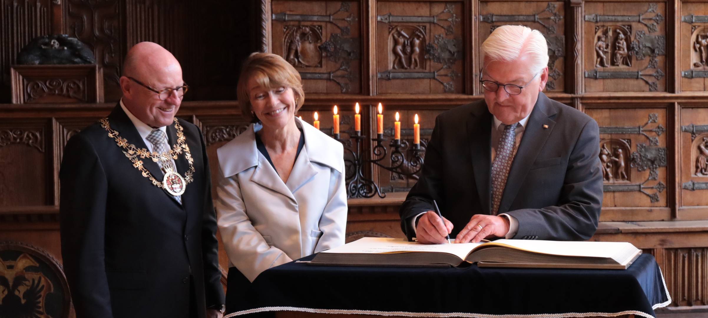 Der Bundespräsident trägt sich ins Goldene Buch der Stadt Münster ein.