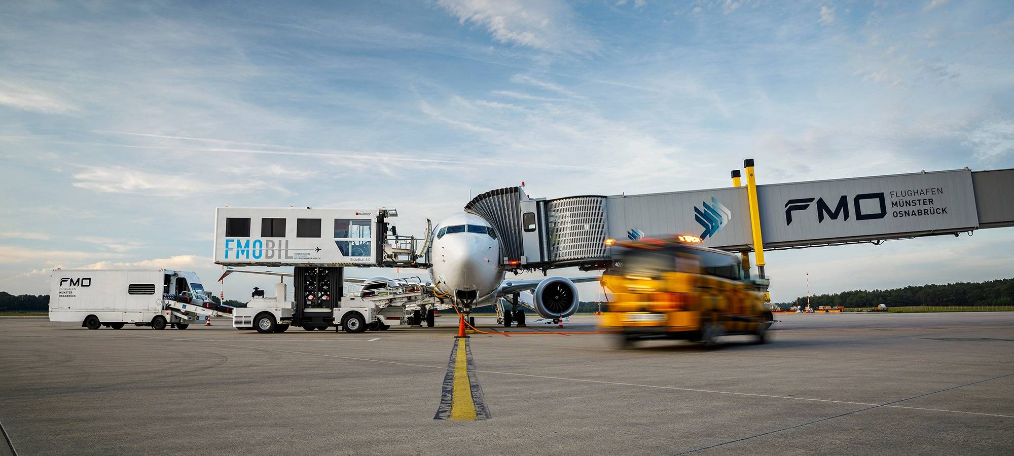Auf dem Foto ist ein Flugzeug am Flughafen Münster/Osnabrück zu sehen.