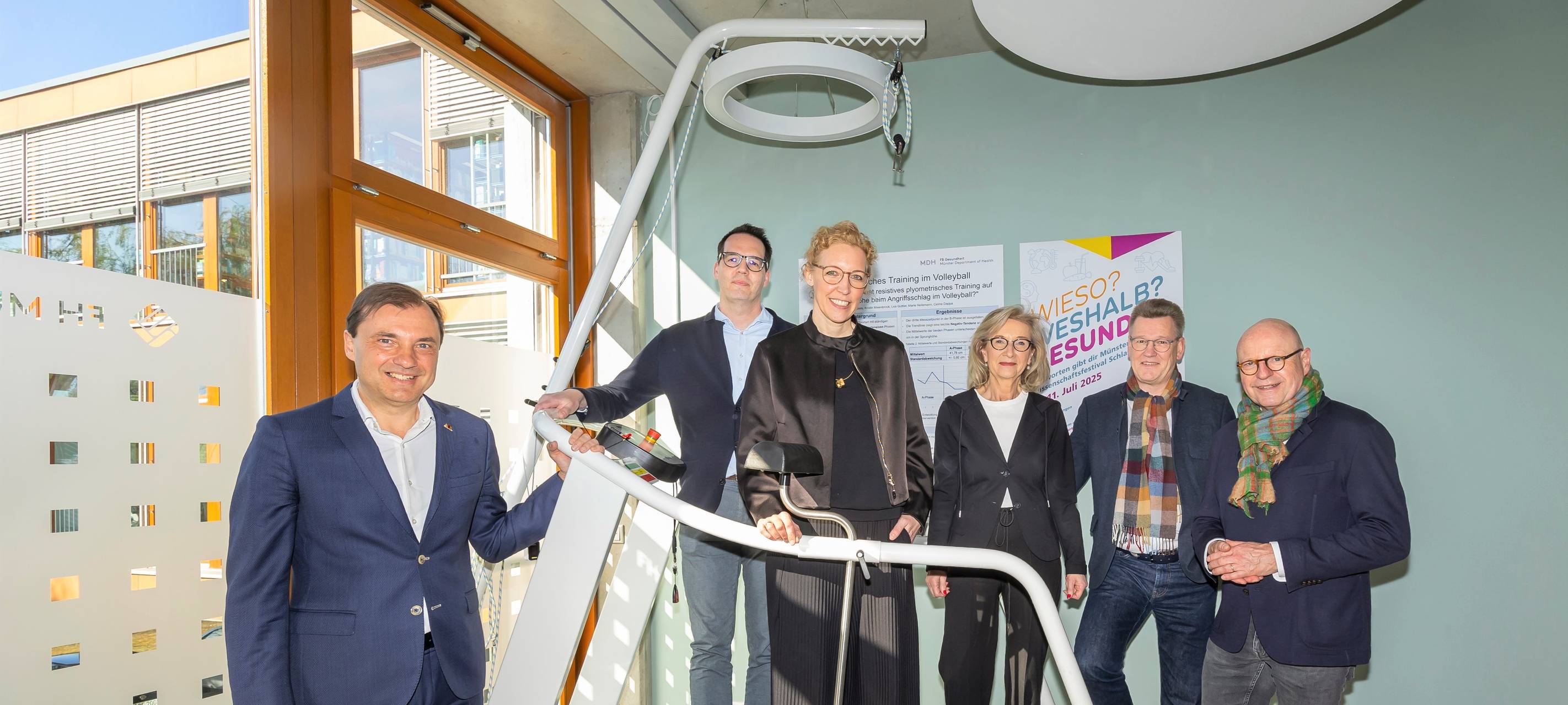 Sechs Menschen präsentieren ein Veranstaltungsprogramm.