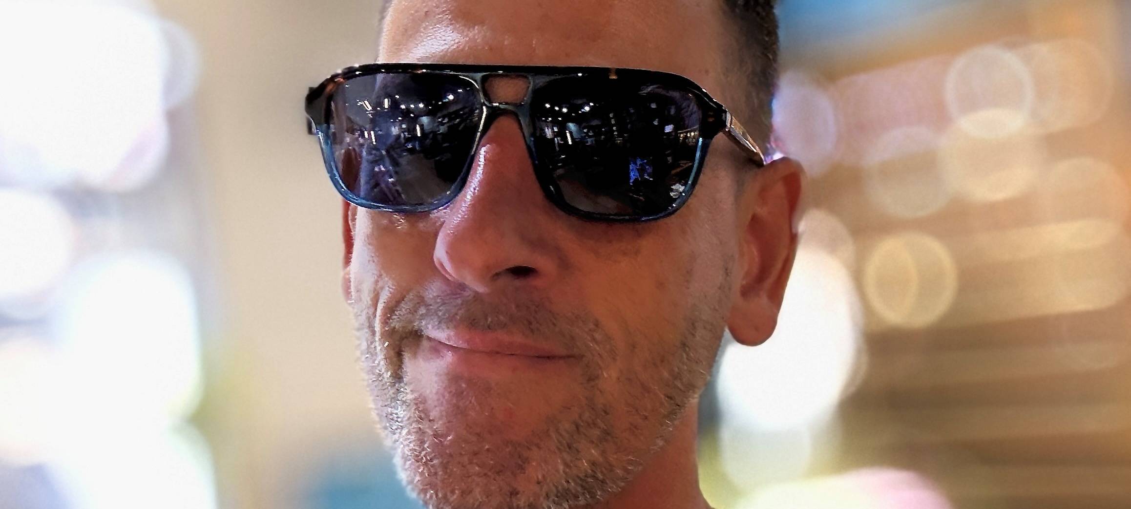 Ein Mann mittleren Alters mit Sonnenbrille.