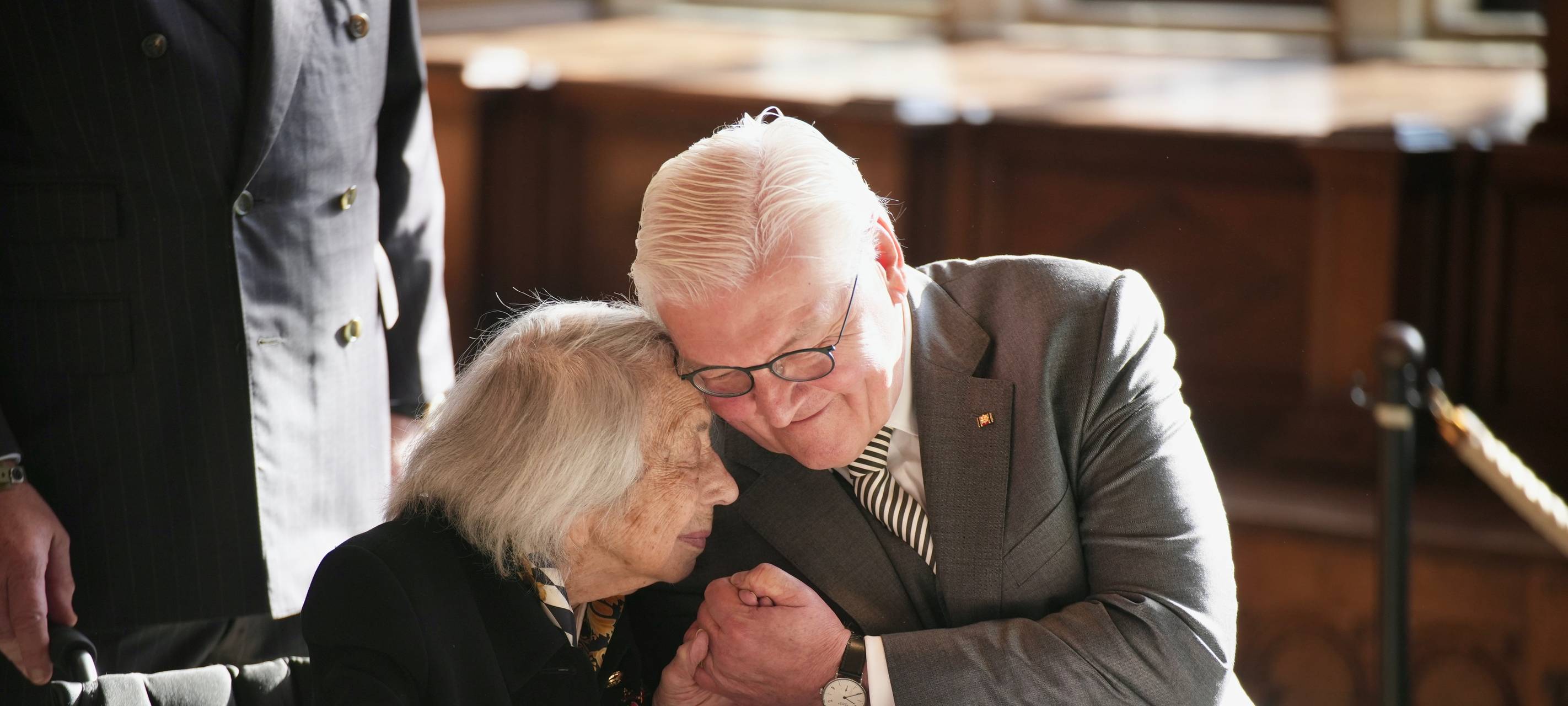 Steinmeier und Friedländer lehnen sich aneinander.