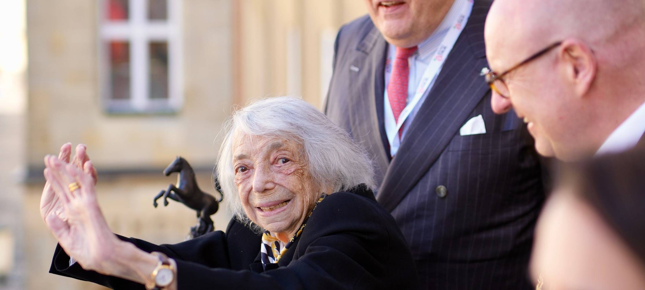 Margot Friedländer und andere auf dem Sentenzbogen.