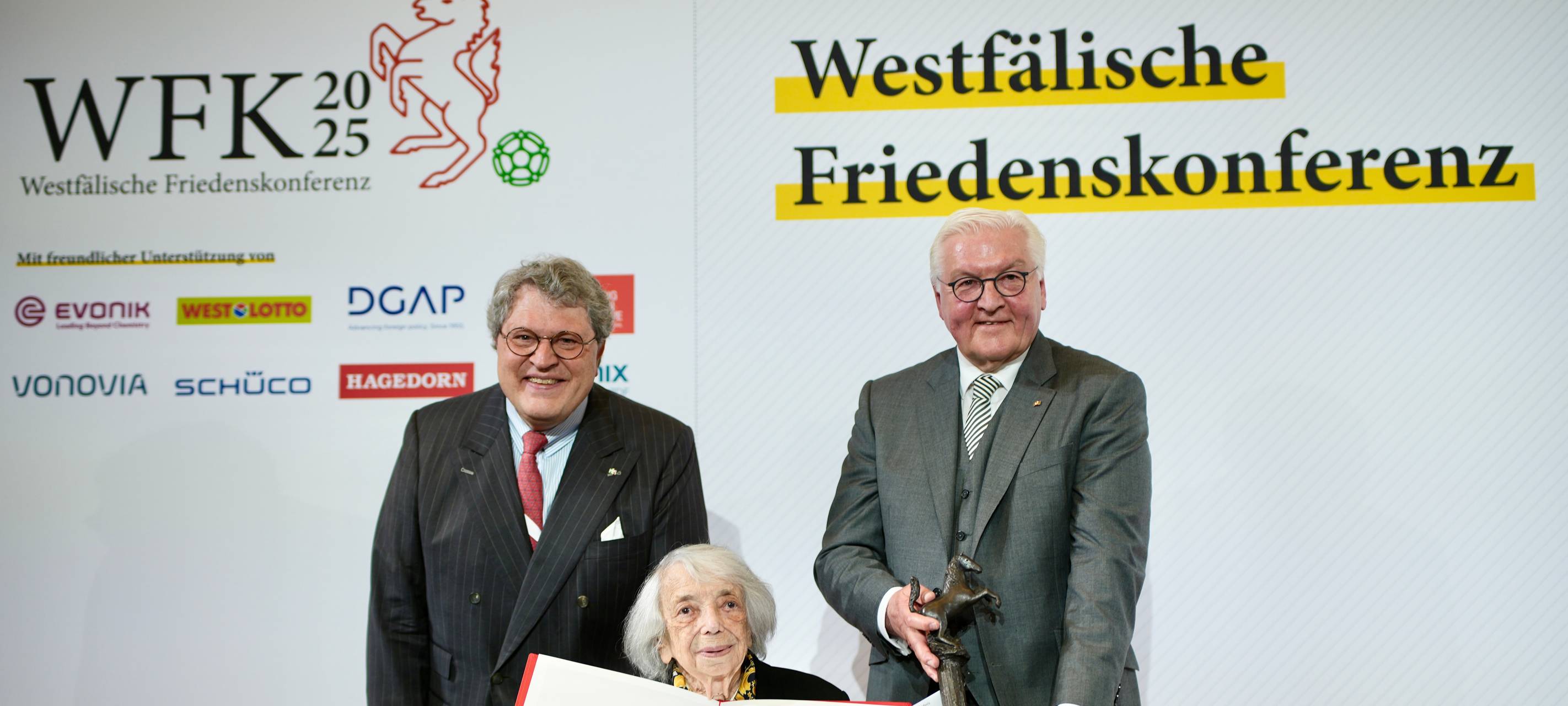 Margot Friedländer zeigt den Sonderpreis.