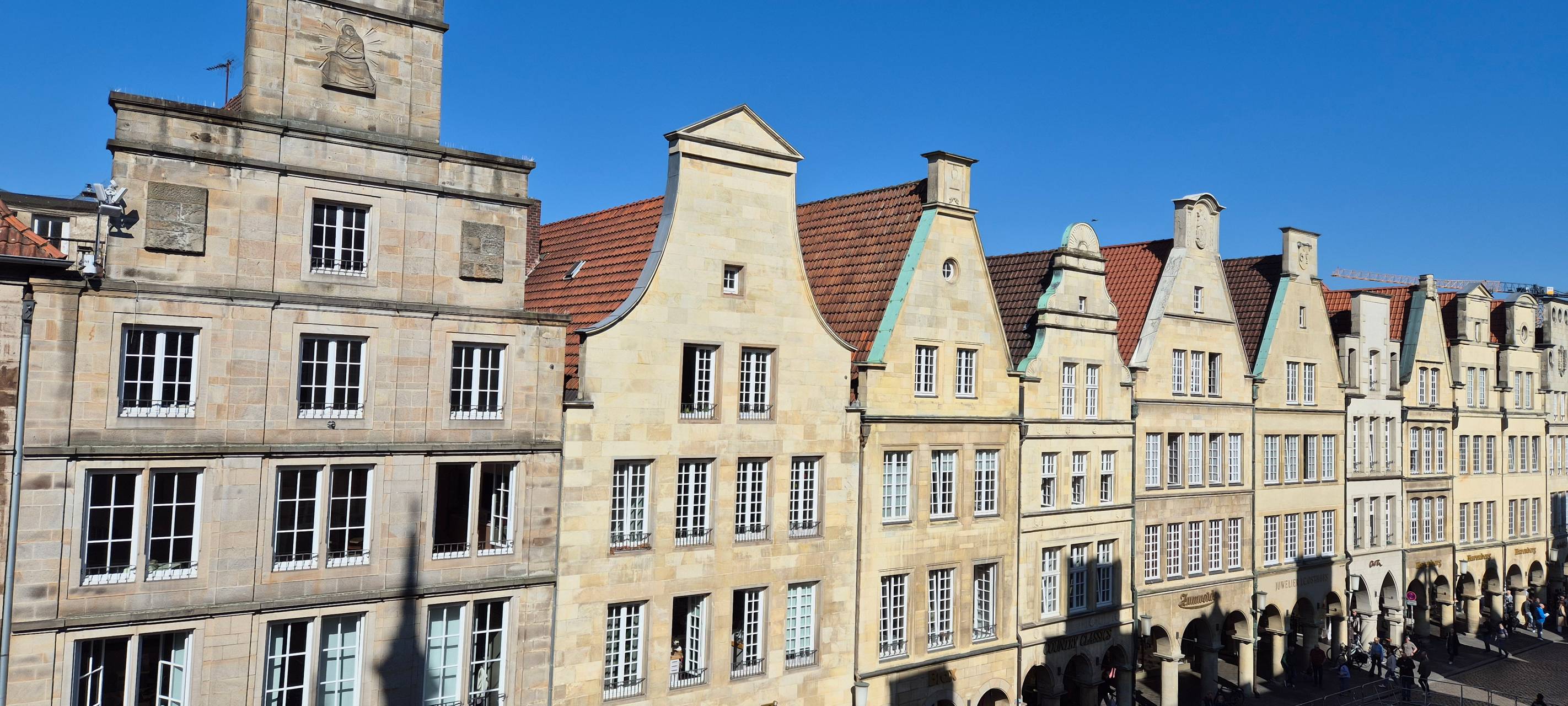 Münsters Prinzipalmarkt im Sonnenschein.
