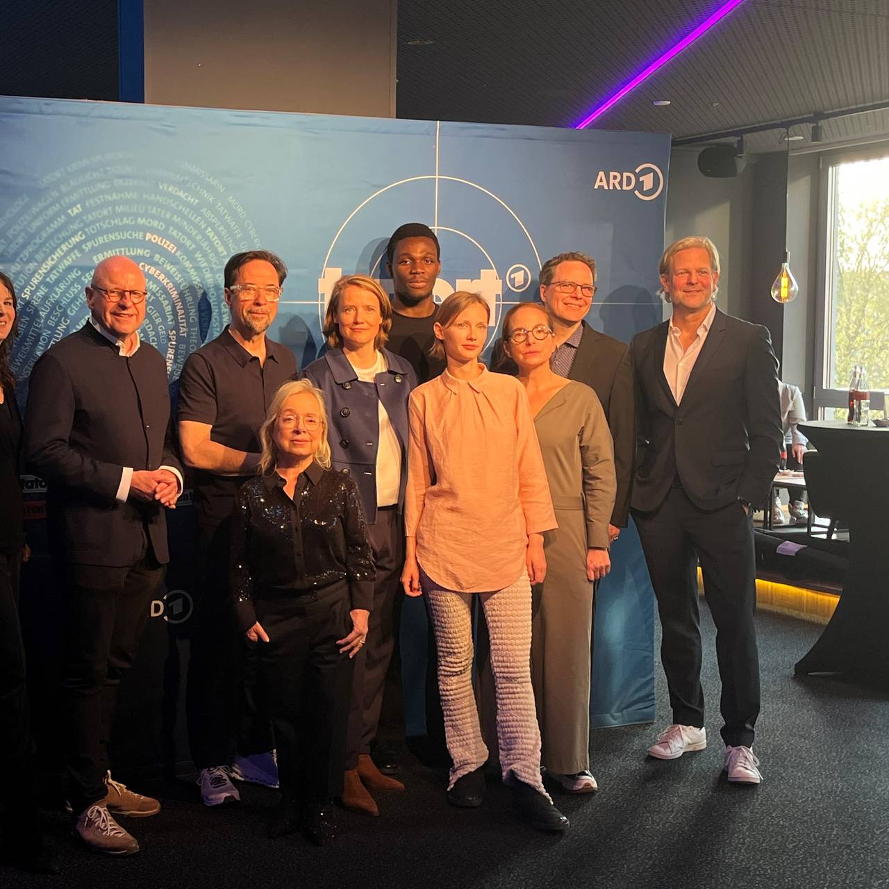 Gruppenfoto von Menschen in einem Kino.