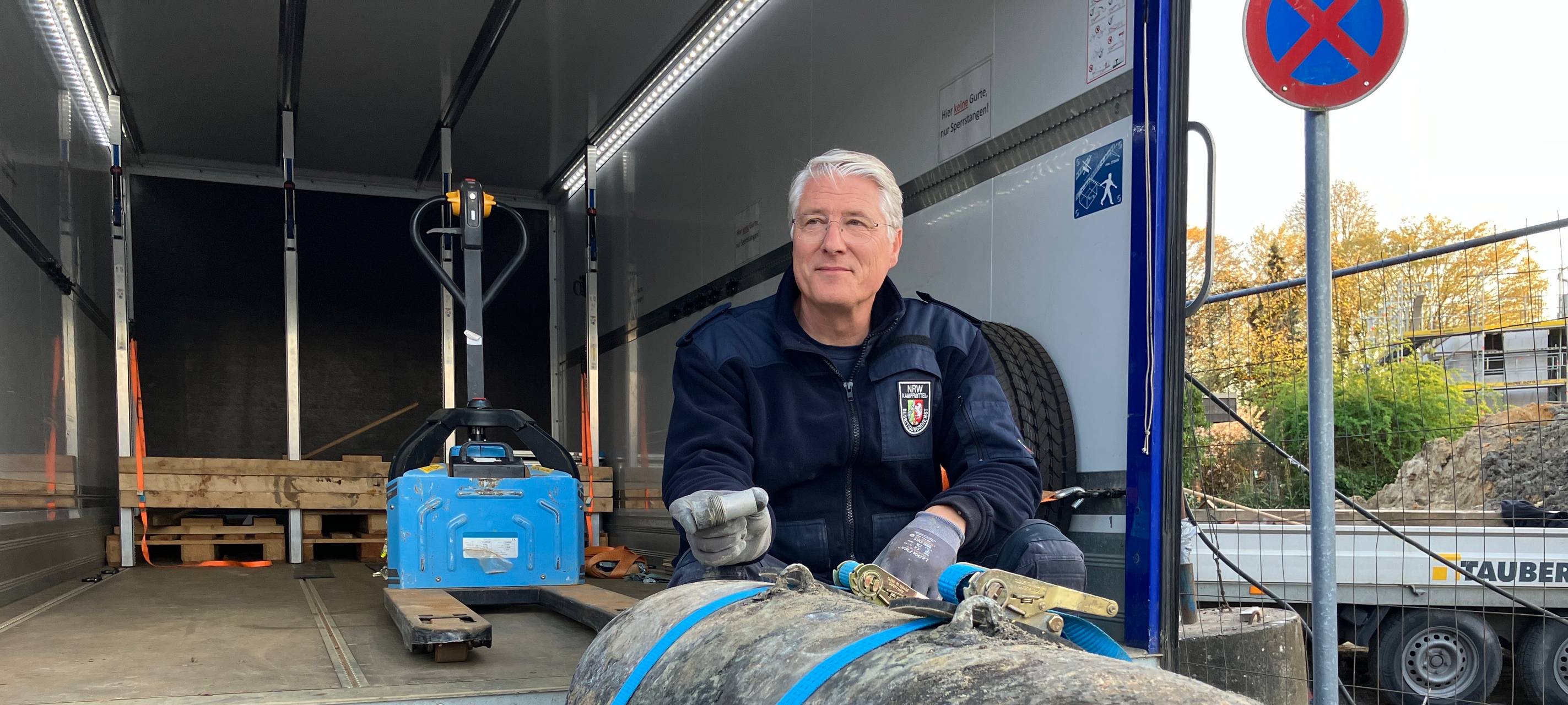 Ein Feuerwehrmann zeigt eine entschärfte Bombe