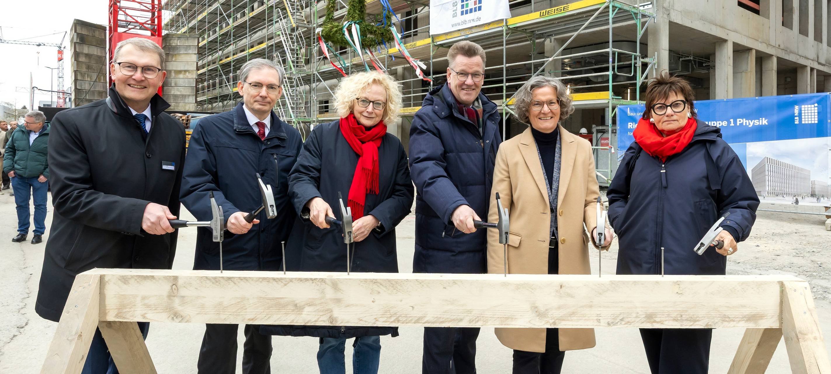 Richtfest für Physik-Neubau