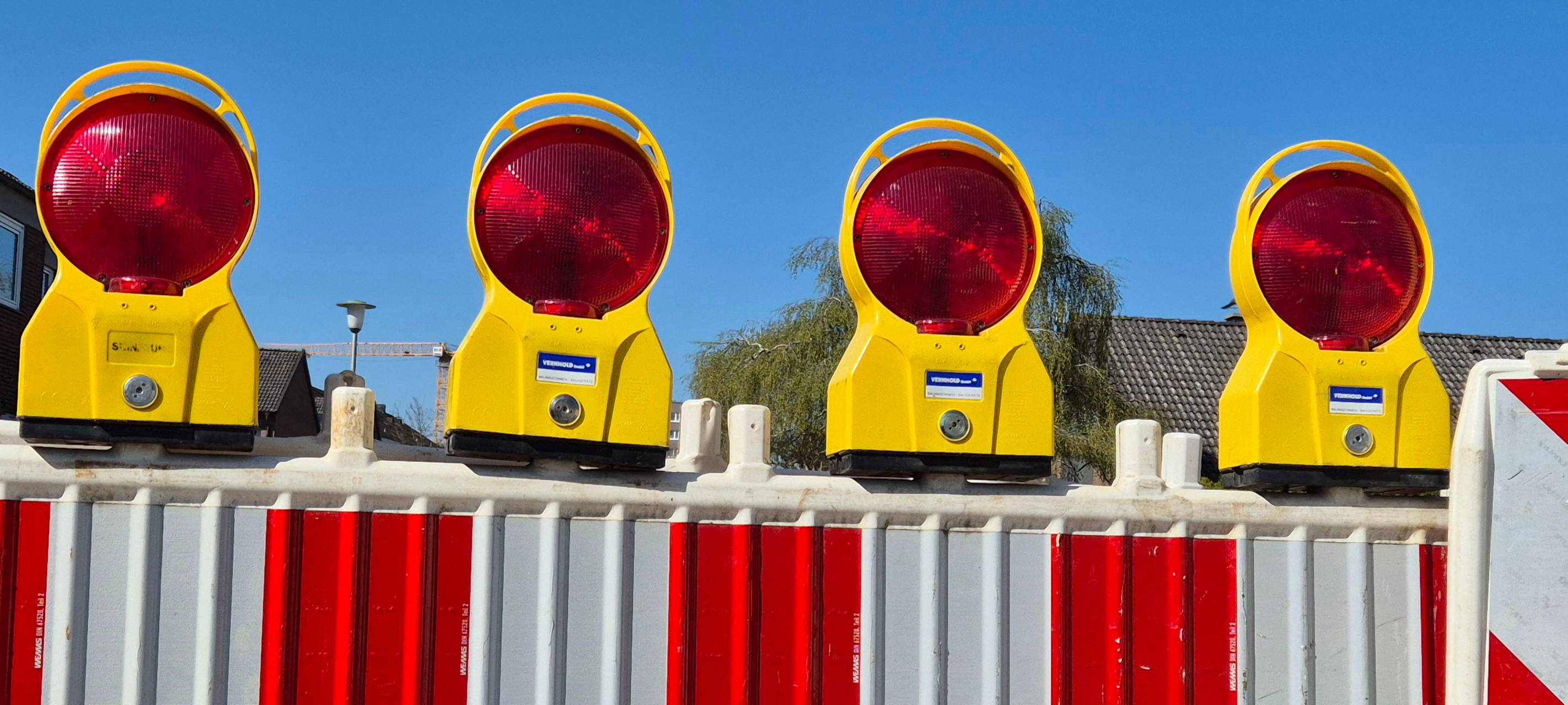 Baustellenabsperrungen vor einem blauen Himmel