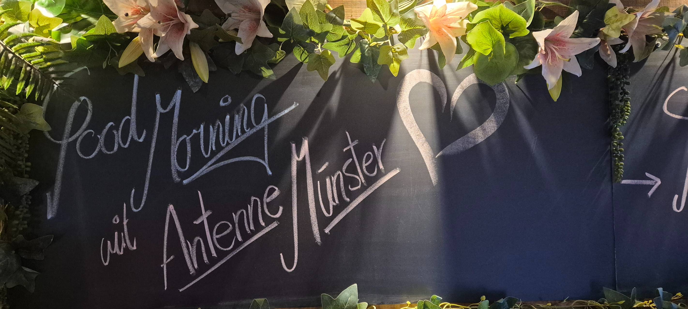 Eine Tafel, auf der mit Kreide steht: Good morning mit Antenne Münster