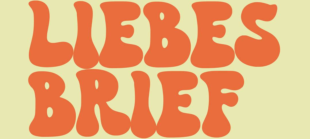 In roter Schrift steht vor gelbem Hintergrund das Wort "Liebesbrief".