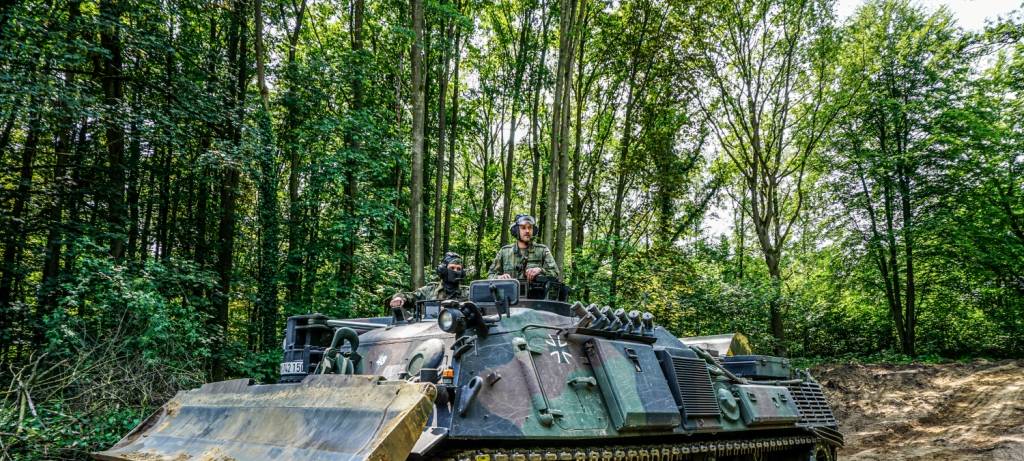 Bundeswehr hilft bei Ems-Renaturierung