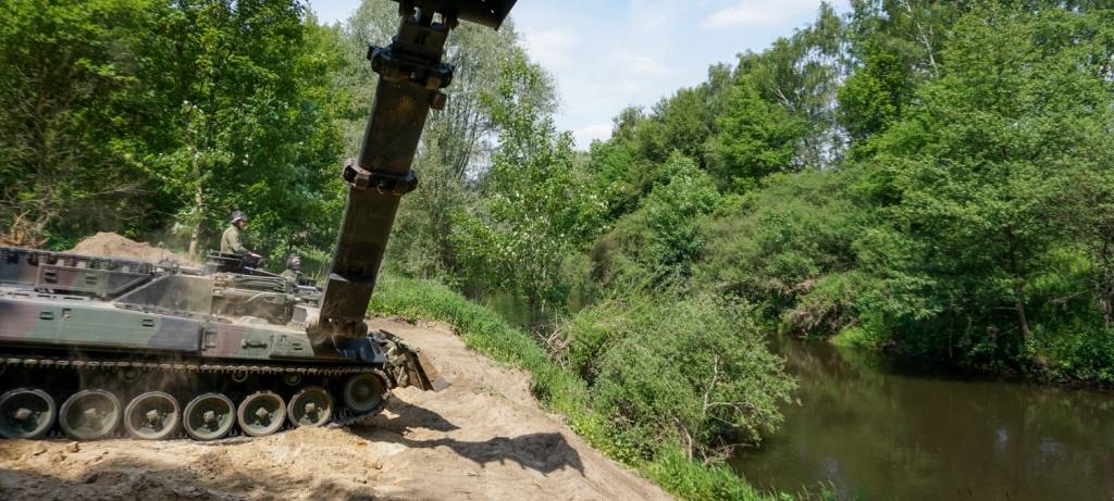 Bundeswehr hilft bei Ems-Renaturierung