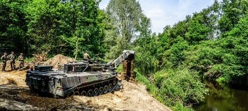 Bundeswehr hilft bei Ems-Renaturierung