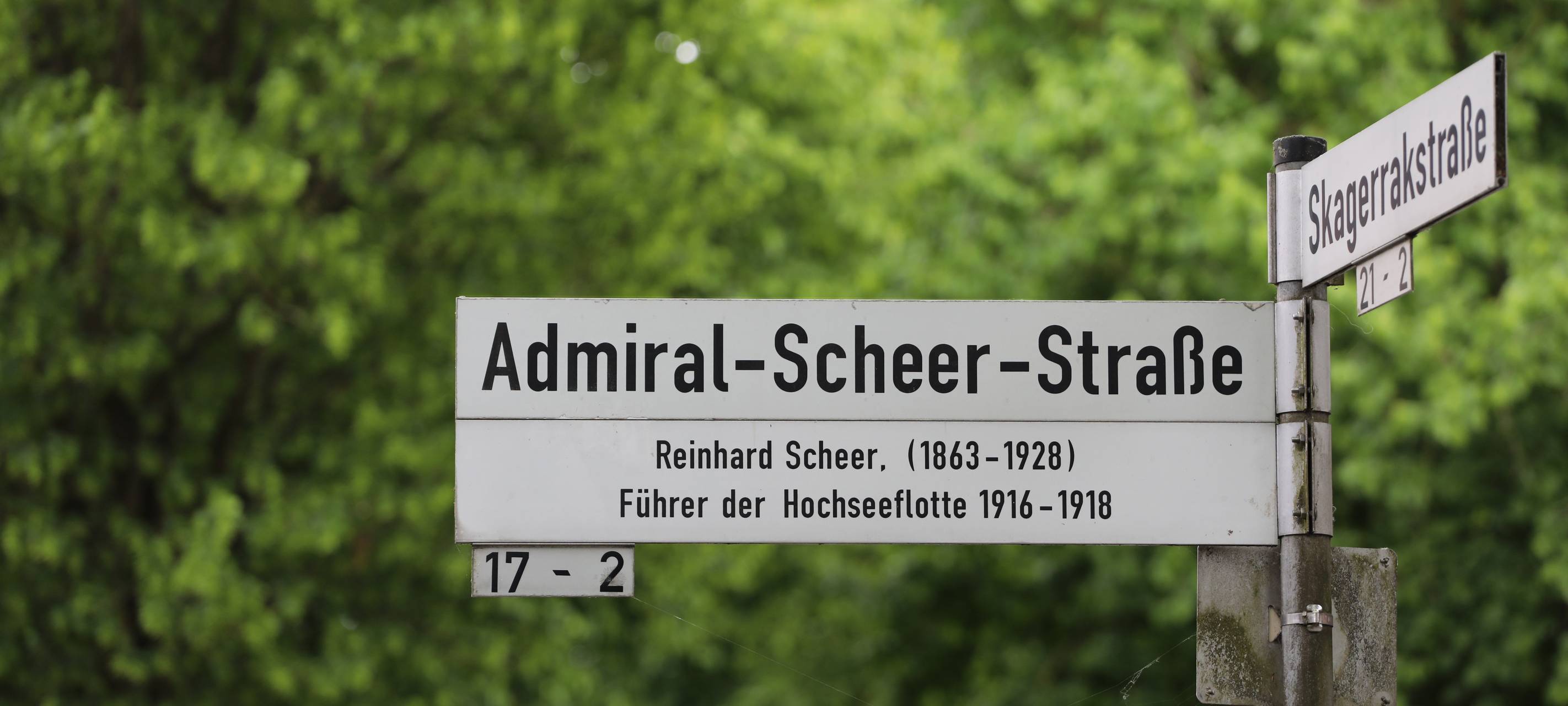 Die Straßenschilder von Admiral-Scheer-Straße und Skaggerakstraße.