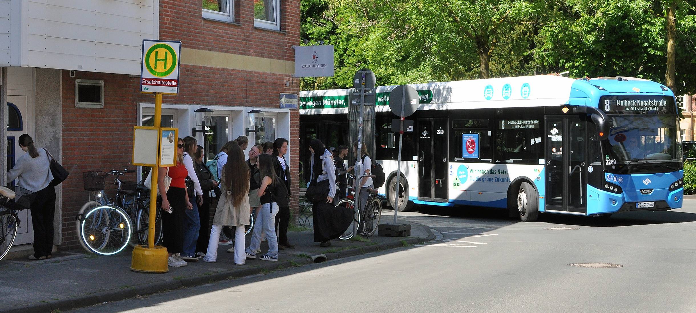 Die Linie 8 biegt von der Wasserstraße in die Stiftsherrenstraße ein. Dies soll sie nach Meinung von Pro Bahn ab jetzt dauerhaft tun.