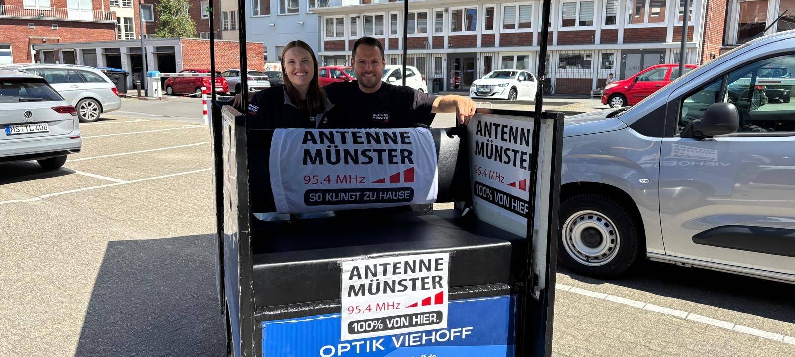 Malena Stöhler und Tino Tiede sitzen auf einer Fahrrad-Rikscha für vier Personen.