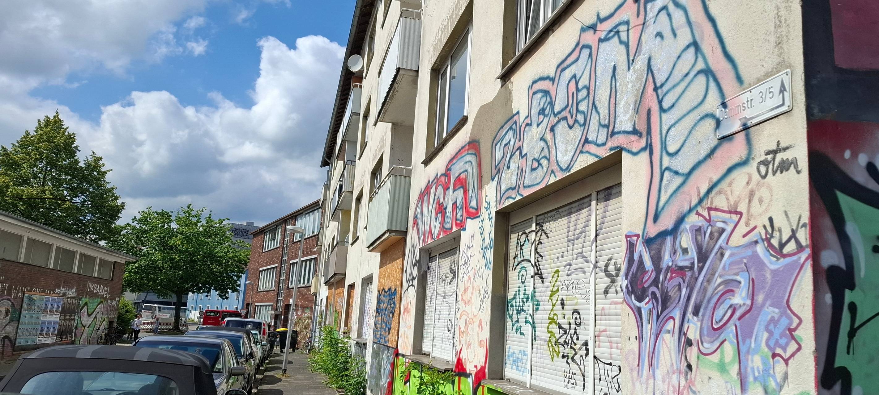 Ein sichtbar heruntergekommenes Gebäude.