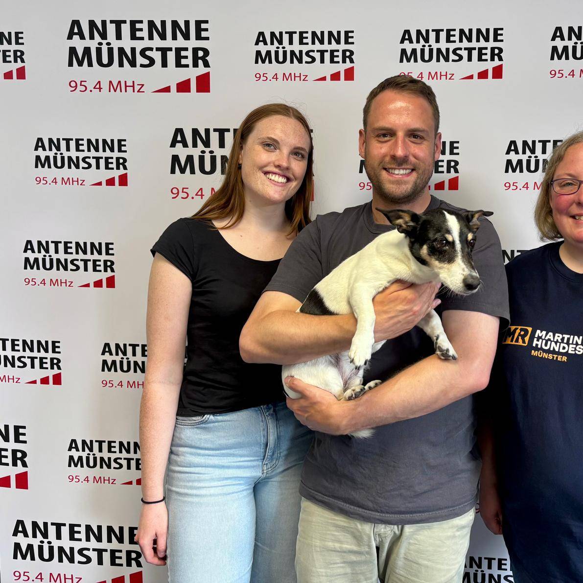 Auf dem Bild sieht man die MorningShow-Moderatoren Tino und Malena mit Tinos Hund Aaron und Hundetrainerin Nina.