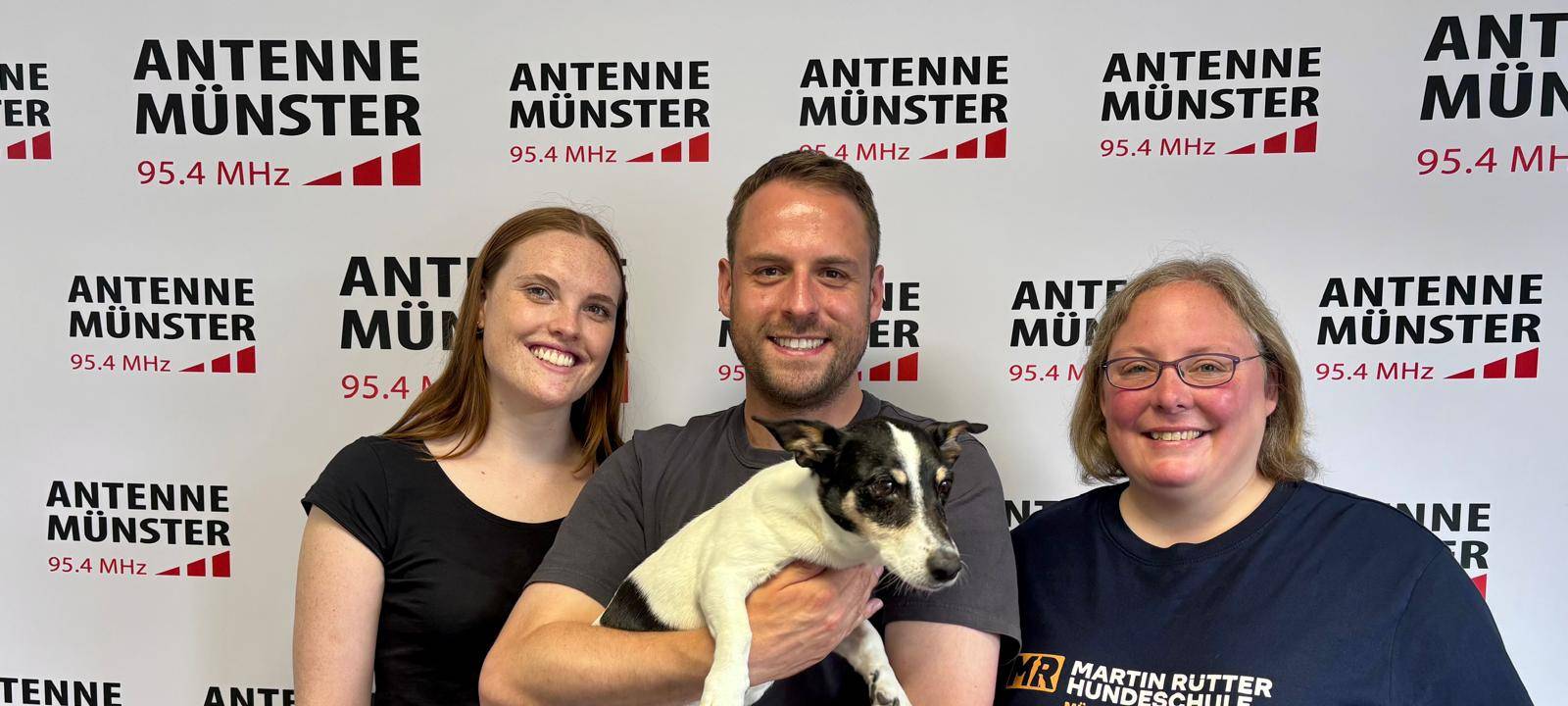 Auf dem Bild sieht man die MorningShow-Moderatoren Tino und Malena mit Tinos Hund Aaron und Hundetrainerin Nina.