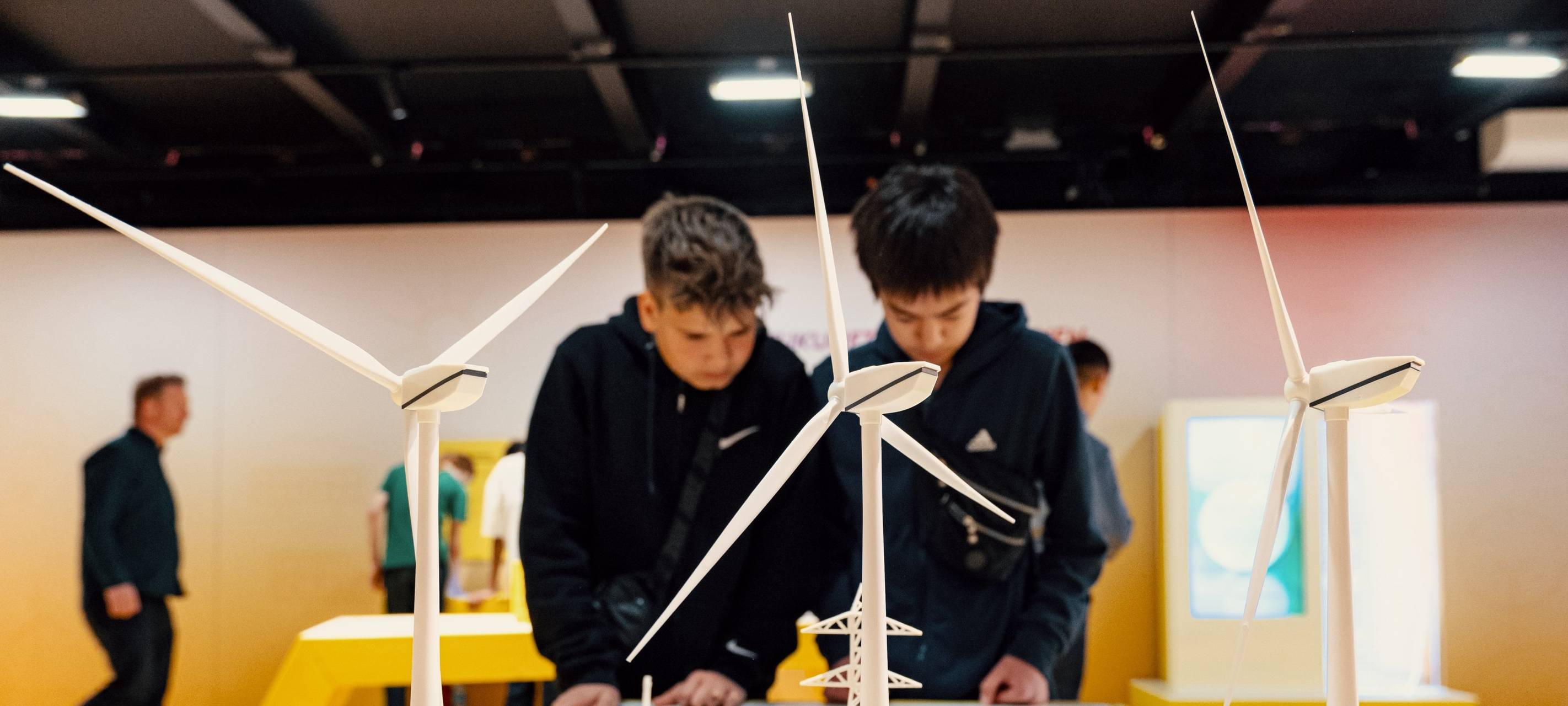 Junge Menschen an Bord der MS Wissenschaft