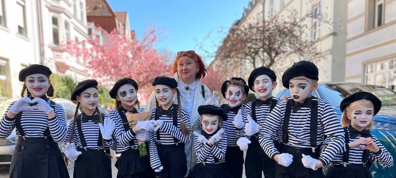 Kinder in Pantomime-Verkleidung