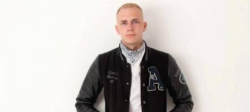 MrDyian, ein Mann mit hellblonden, sehr kurzen Haaren