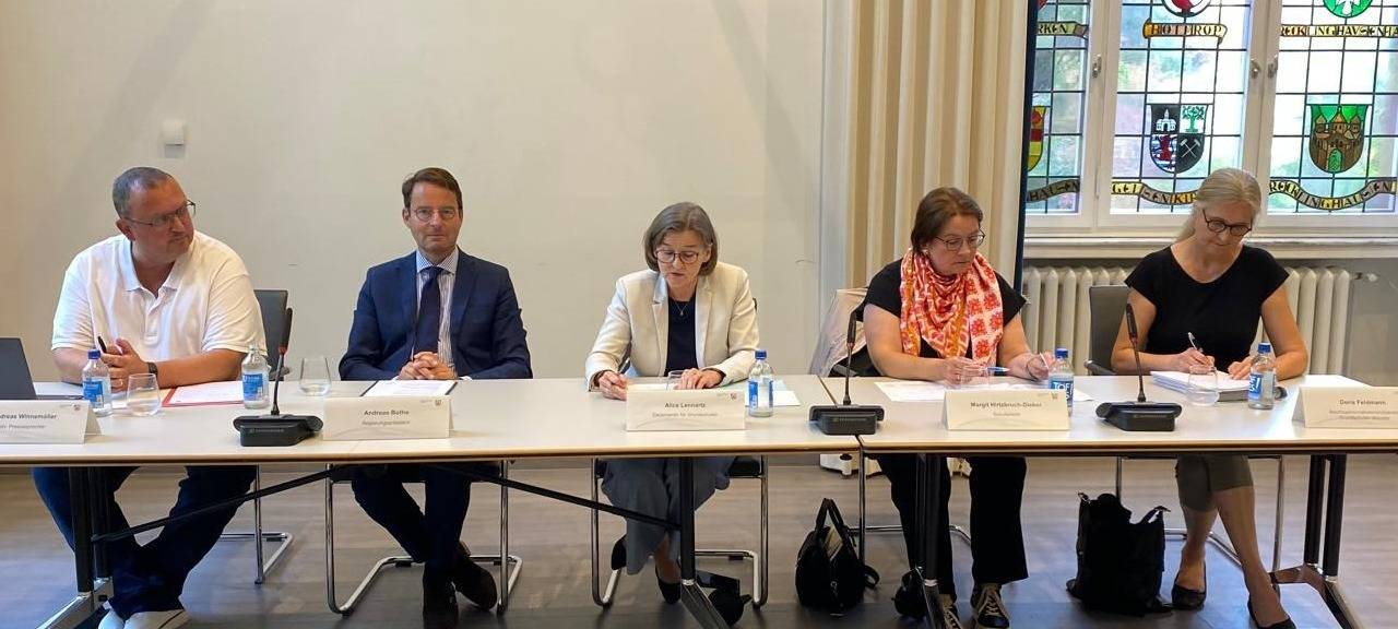 Lehrer:innen helfen im Ruhrgebiet aus
