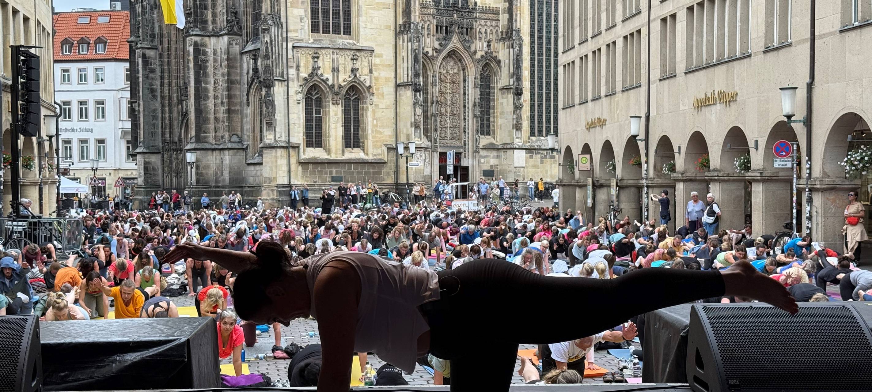 600 Leute haben beim Yoga auf dem Prinzipalmarkt mitgemacht.