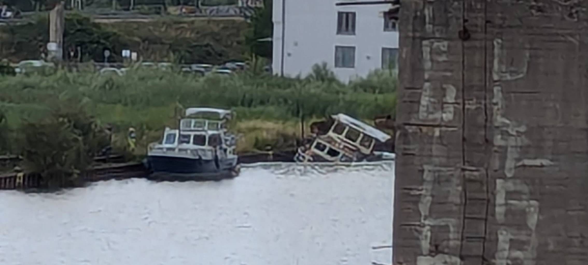 Motoryacht am Hafen explodiert