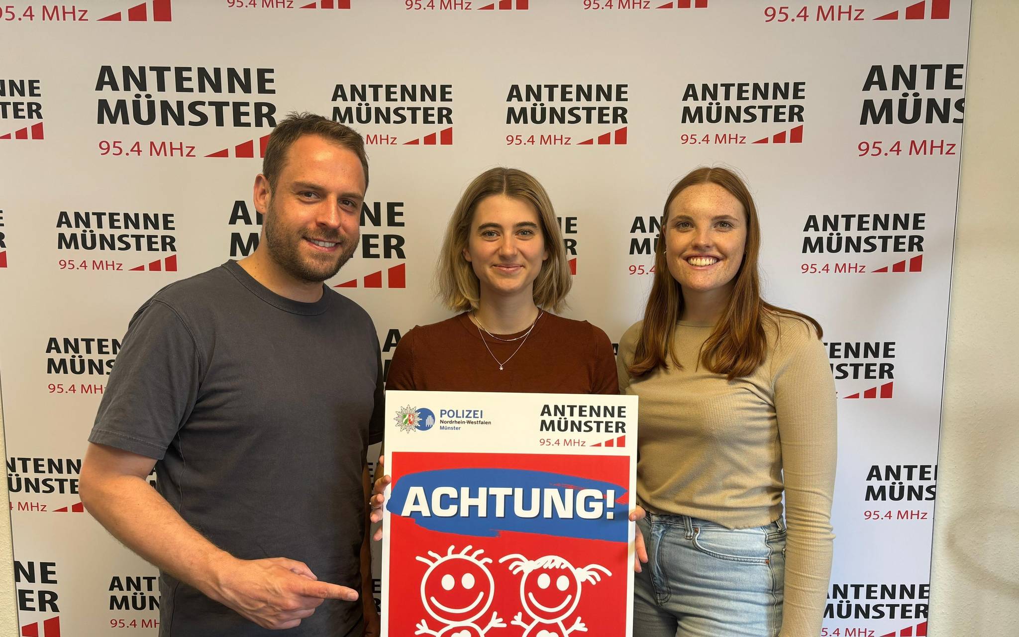 „Achtung Kids! - Holt euch eure Schilder!