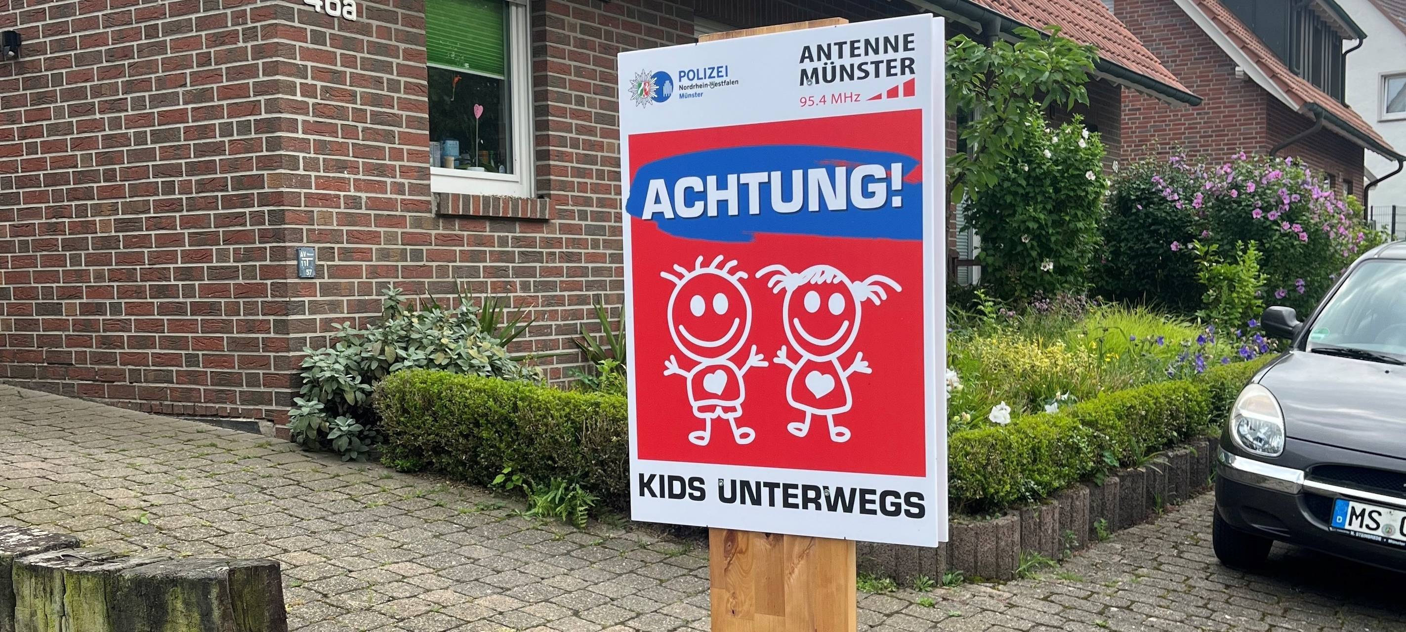 „Achtung Kids! - Holt euch eure Schilder!