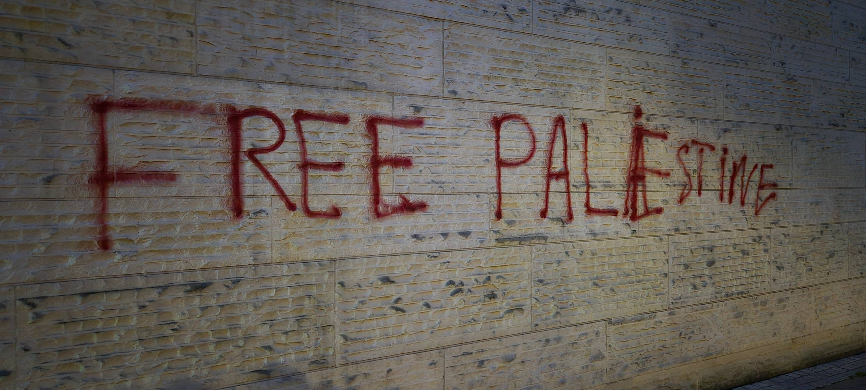 Mit roter Farbe steht auf der weißen Wand des Kunstmuseums in Münster: "Free Palestine".