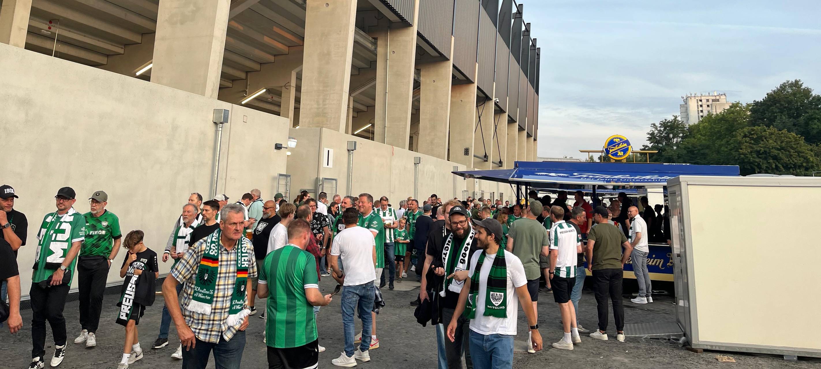 Das Foto zeigt die neue Westtribüne im Preußenstadion von hinten, vor ihr haben sich schon die ersten Preußen-Fans versammelt.