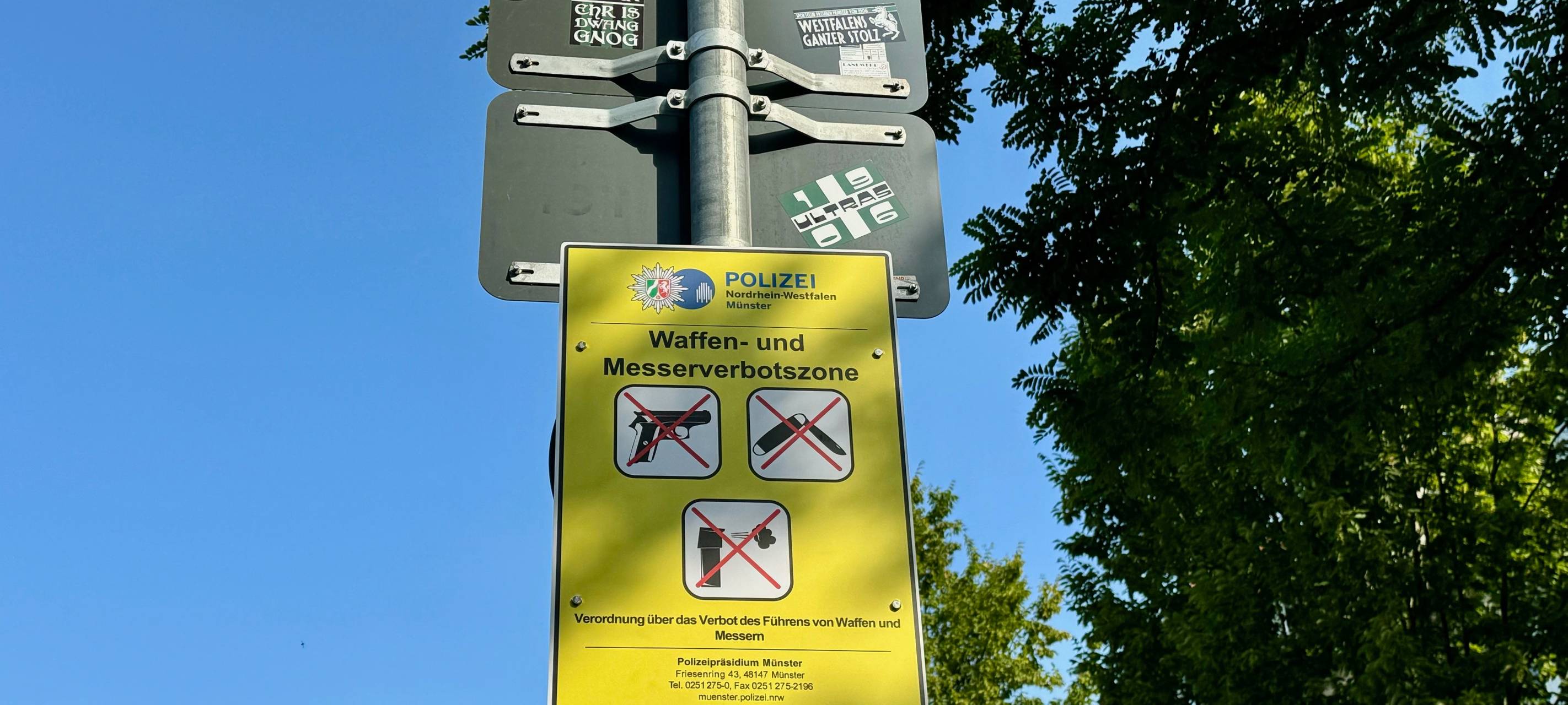 Das Schild weist darauf hin, dass es verboten ist, Messer, Schlagstöcken, Elektroschocker oder Pfefferspray mitzuführen.