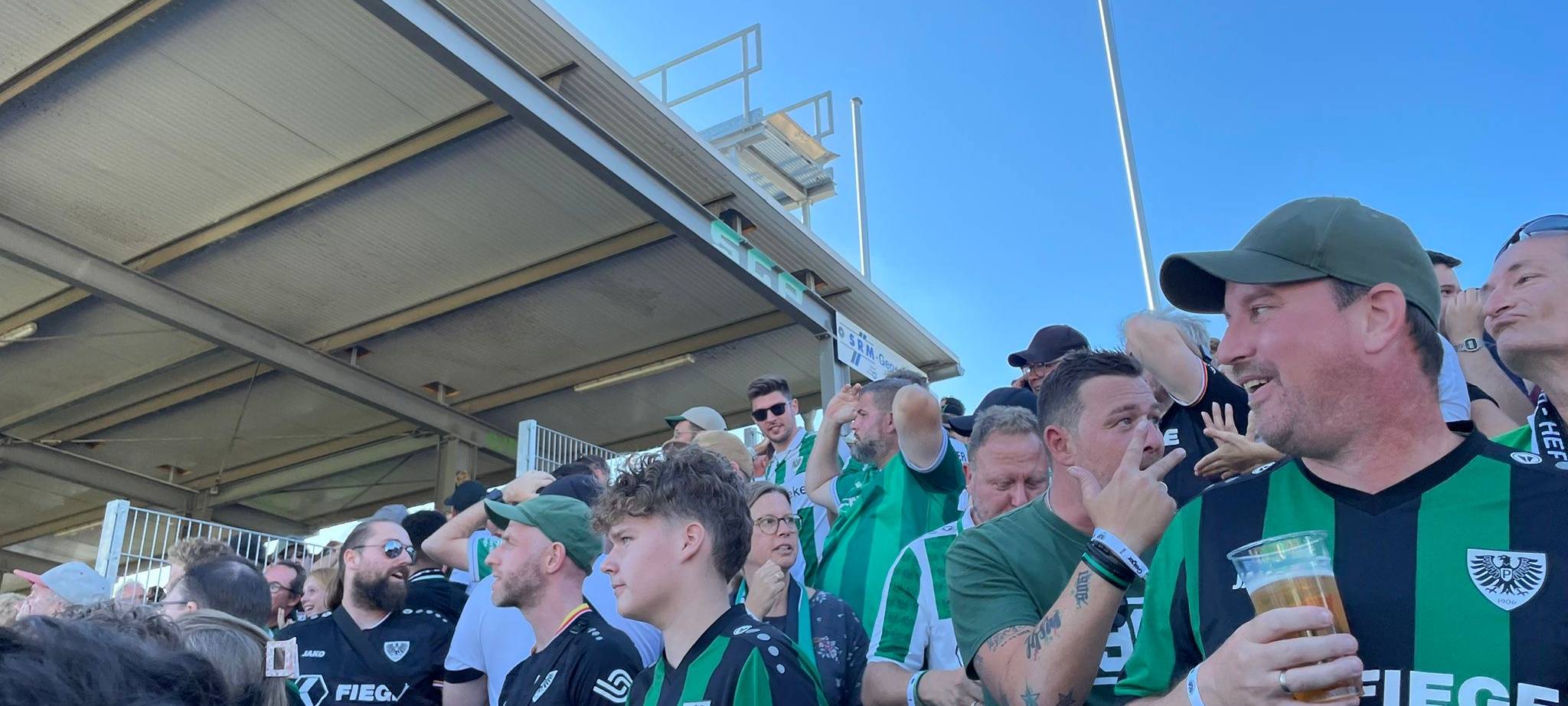Das Bild zeigt Fans des SC Preußen Münster