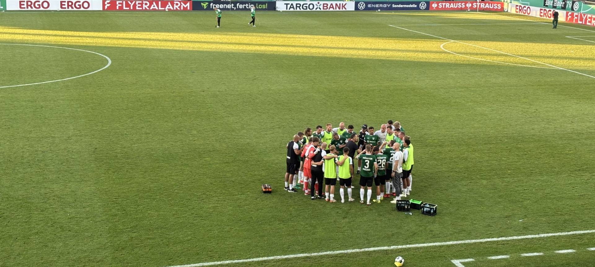 Auf dem Bild sieht man den SC Preußen Münster bei der Teambesprechung
