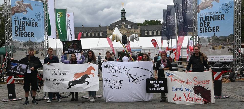 Der Tierbefreiungstreff Münster demonstriert gegen das Turnier der Sieger.