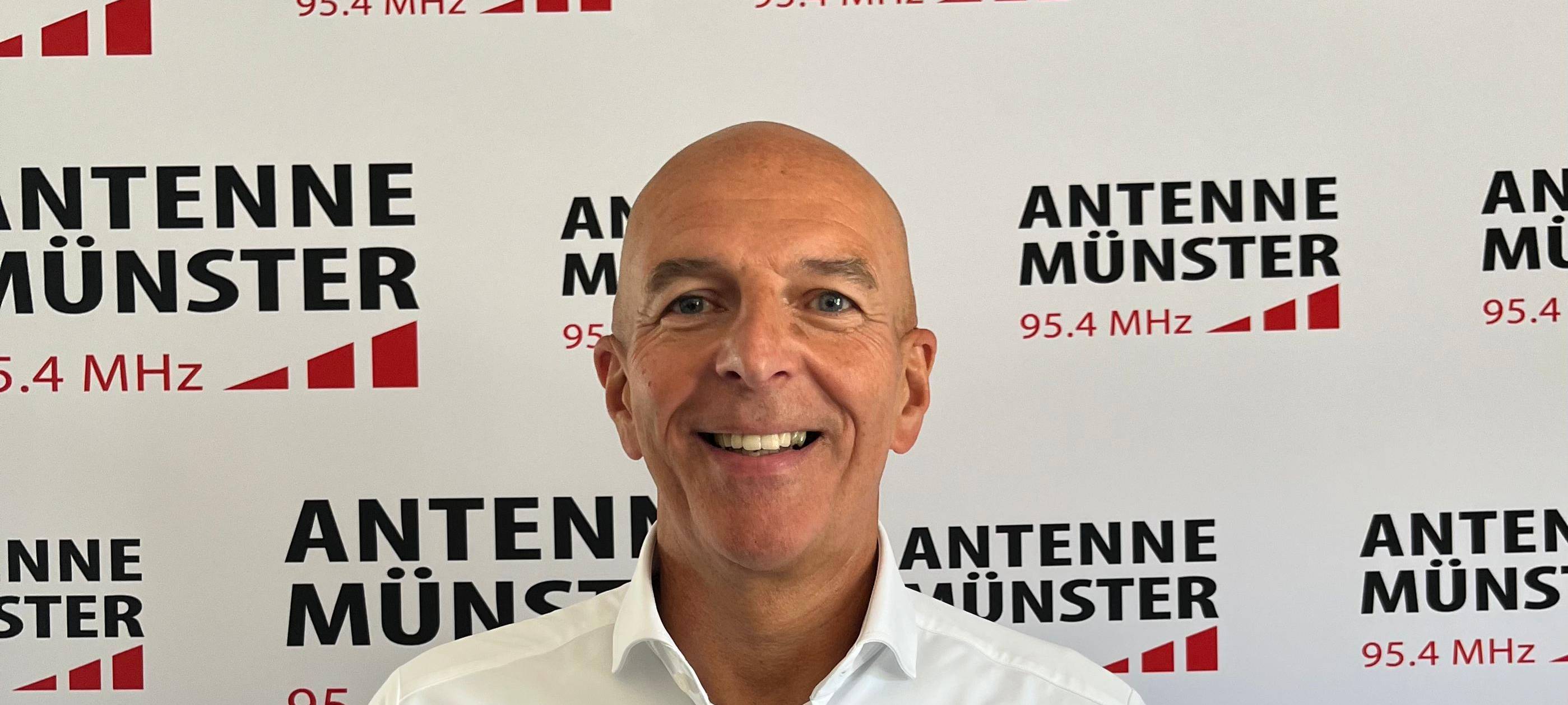 Georg Lunemann, ein Mann mit Glatze. Er trägt ein weißes Hemd.