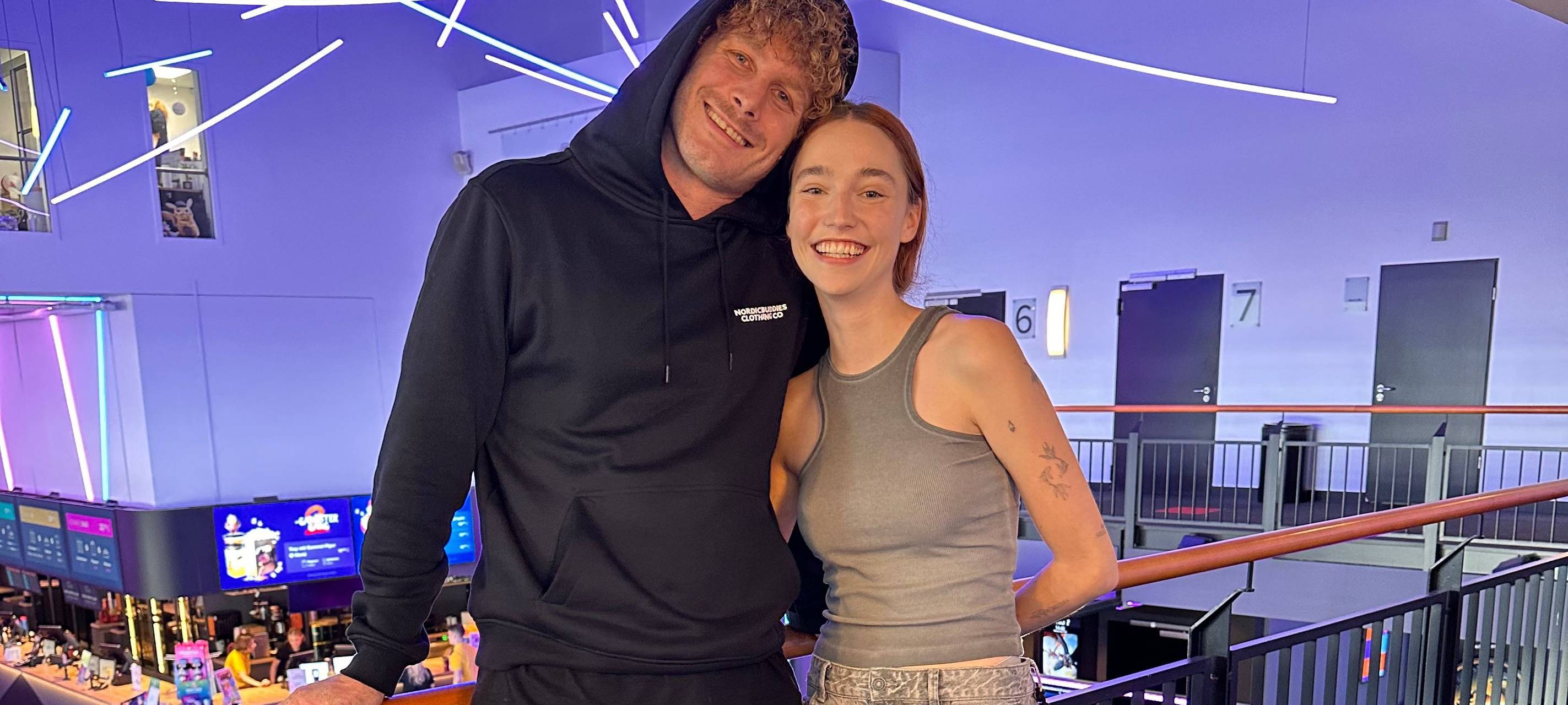 Malte Zierden und Phia Quantius bei der Aufführung von "Tierbrücke" im Cineplex Münster.