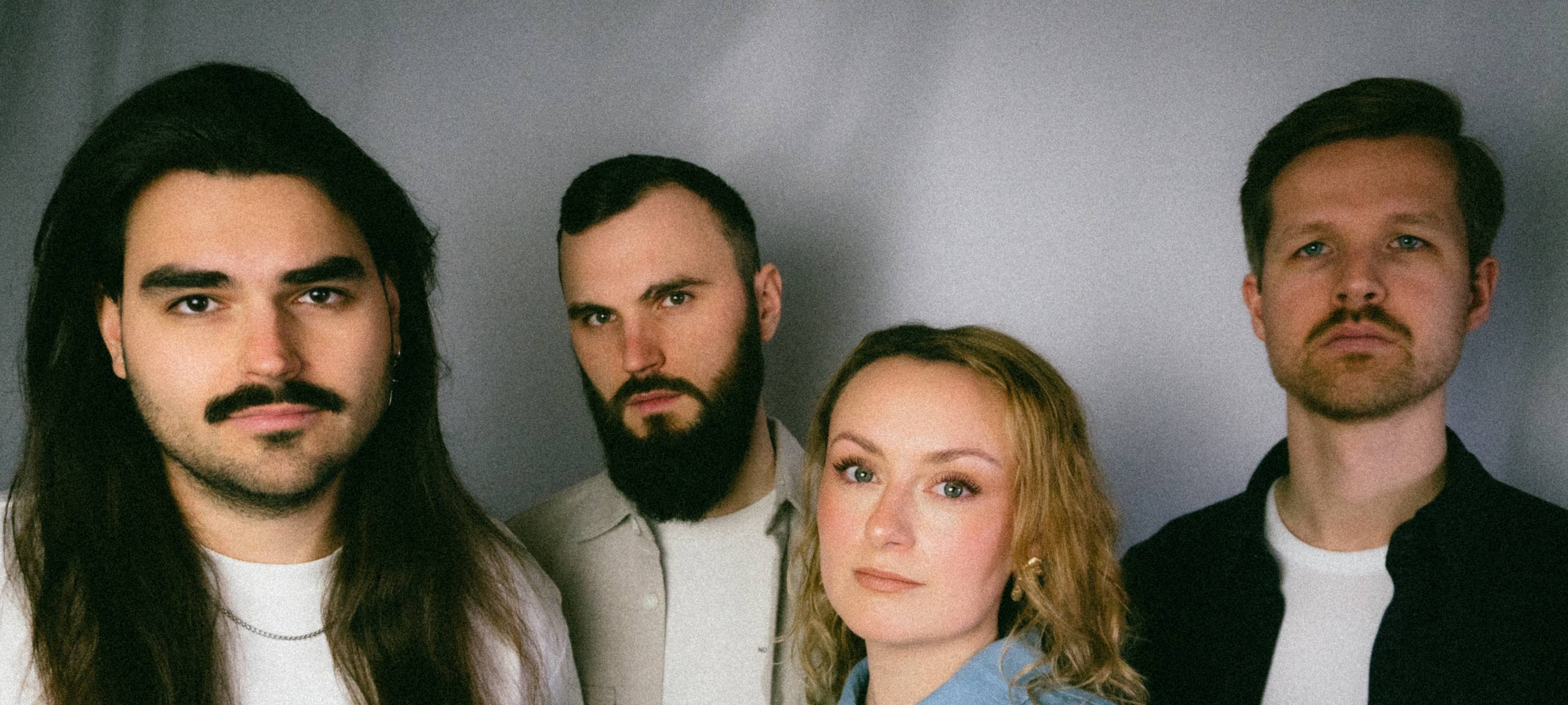 Das Bild zeigt die Band noea, drei Männer und eine Frau.