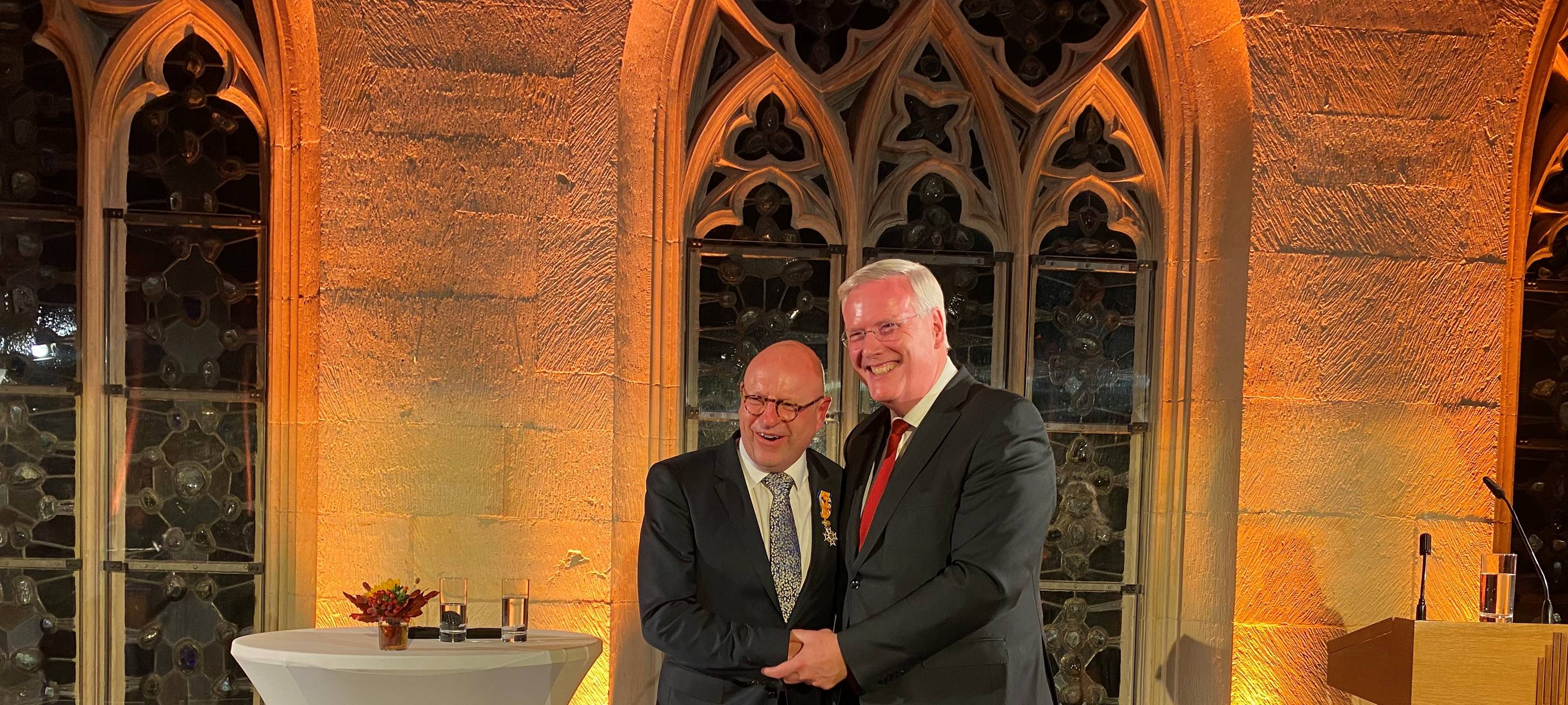 Andries Heidema, Kommissar der niederländischen Provinz Overijssel, verleiht Lewe den königlichen Orden von Oranien Nassau.